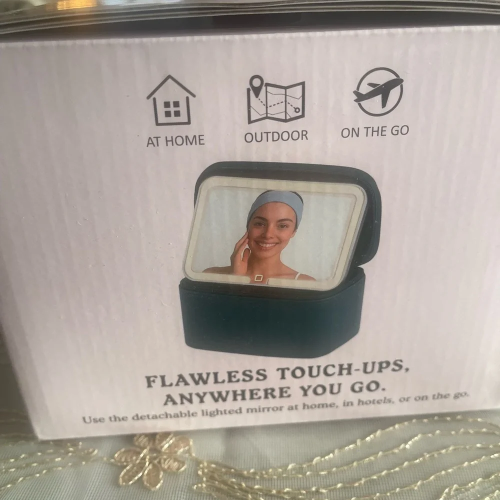 Elegant Lighted Makeup Case with LED Mirror - Black
